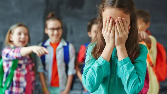 Menina sofrendo bullying