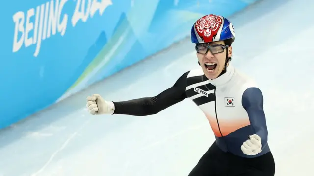 9일 중국 베이징 수도실내체육관에서 열린 2022 베이징 동계올림픽 쇼트트랙 남자 1500m 결승 경기에서 황대헌이 1위로 금메달을 획득 후 환호하고 있다