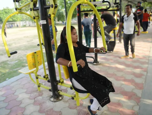 200 இலவச உடற்பயிற்சி கூடங்கள்