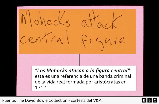 Primer plano de una de las notas de David Bowie, que dice "Los Mohocks atacan a la figura central".