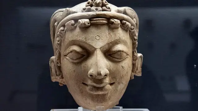 ઑનસાઇટ મ્યુઝિયમ હાઉસમાં સાઇટના ખોદકામ દરમિયાન મળી આવેલી 13,000થી વધુ વસ્તુઓ સાચવવામાં આવી છે. 