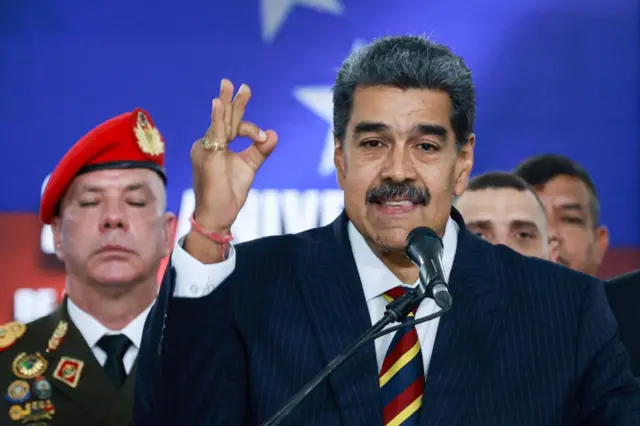 Nicolás Maduro gesticula flanqueado por un militar tras su comparecencia ante el TSJ. 