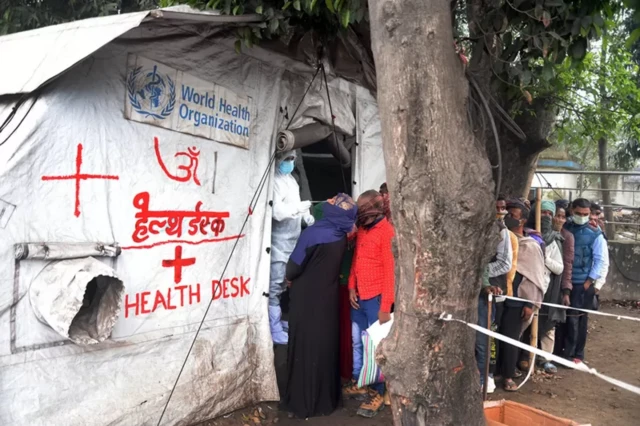 रक्सौलबाट वीरगन्ज हुँदै नेपाल प्रवेश गर्ने यात्रुको हेल्थ डेस्कमा परीक्षण गरिँदै