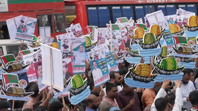 গত কয়েকদিন ধরে প্রার্থীতা প্রত্যাশীরা এভাবেই ভিড় করেছে দলীয় কার্যালয়ের সামনে। 