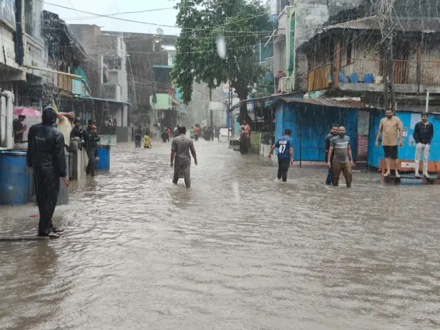 દક્ષિણ ગુજરાત ઉપરાંત મધ્ય ગુજરાત, કચ્છ અને સૌરાષ્ટ્ર વિસ્તારમાં છેલ્લાં 24 કલાકમાં ભારે વરસાદ પડ્યો છે