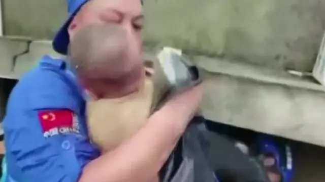 Imagem de equipe de resgate salvando a bebê
