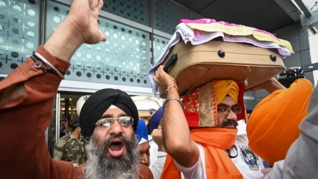 سيخ يفرون الى الهند من افغانستان بعد سيطرة طالبان عليها