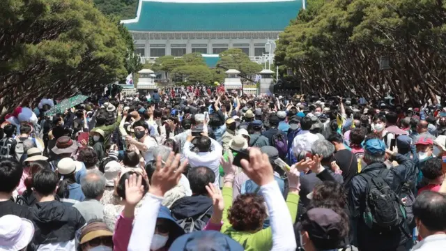 시민들이 10일 오전 서울 종로구 청와대에 들어서고 있다