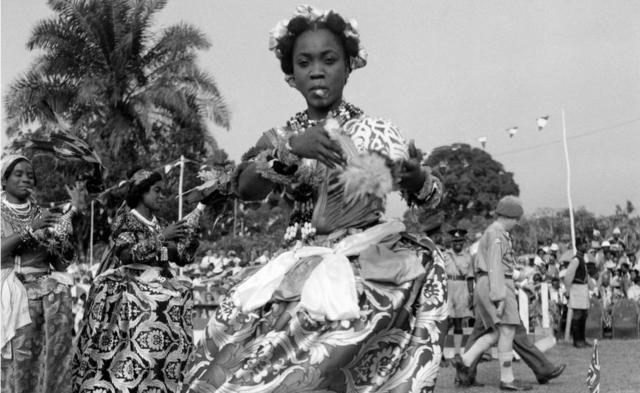 Une danseuse nigériane de la tribu Efik s'arrête à la fin d'une danse traditionnelle pour la Reine et le Duc d'Édimbourg lors de leur tournée royale