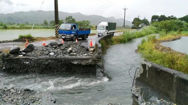 台灣花蓮富裏鄉六十石山道路坍方(台灣中央社圖片22/8/2017)