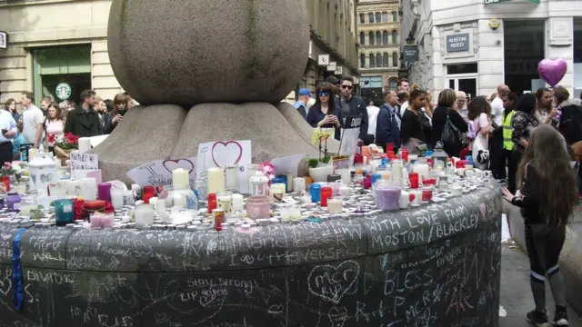 মোমবাতি দিয়ে নিহতদের স্মরণ করছে অনেকে