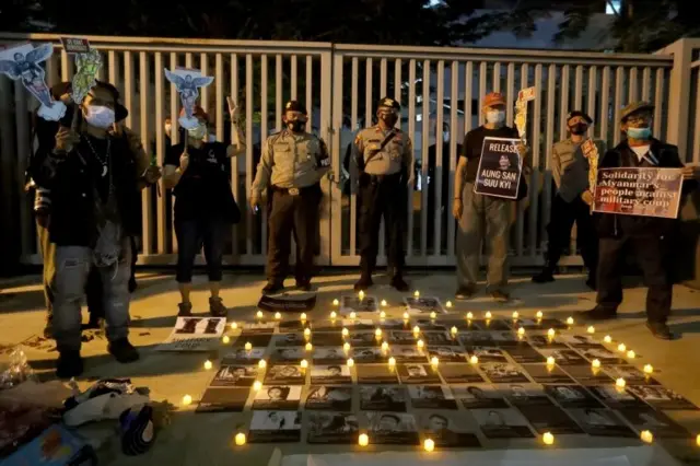 จุดเทียนไว้อาลัยหน้าสำนักงานเลขาธิการอาเซียนในกรุงจาการ์ตา อินโดนีเซีย