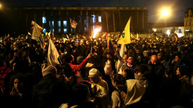 Gente festejando en las calles.
