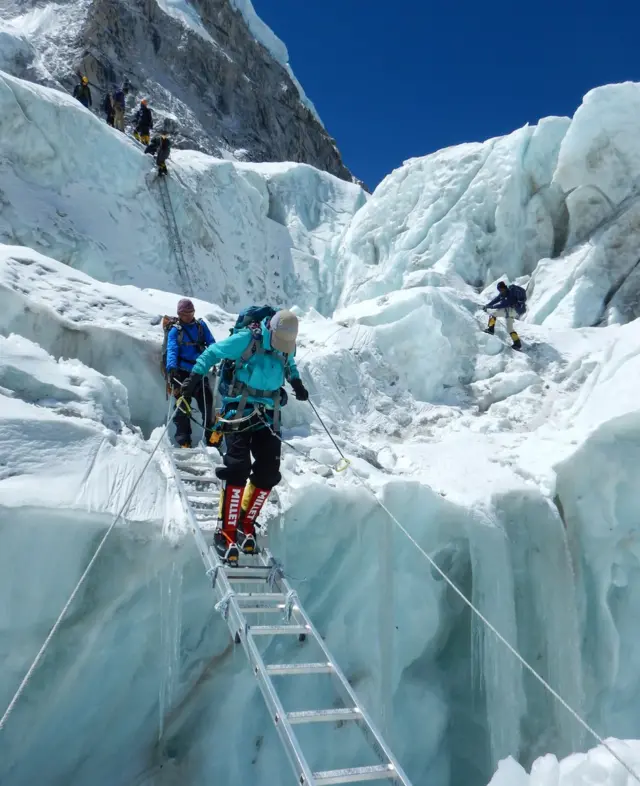 අයිස් කඳු දෙකක් අතර පාලමක්