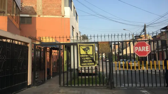 Reja cerrando una calle.