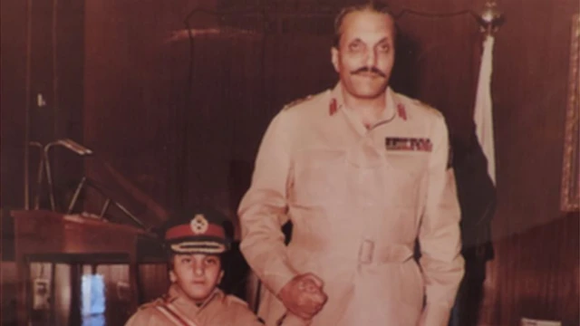 தனது தந்தை ஜெனரல் ஜியாவுடன் சிறுவயது ஜெயின் ஜியா