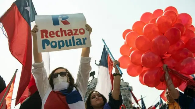 Manifestanteregras de aposta de futebolato contra nova Constituição no Chile