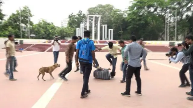 আন্দোলনকারীদের উপর সরকার সমর্থকদের হামলা।