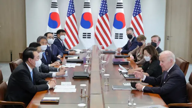 21일 용산 대통령실 청사 접견실에서 확대 정상회담을 하는 윤석열 대통령과 조 바이든 미국 대통령