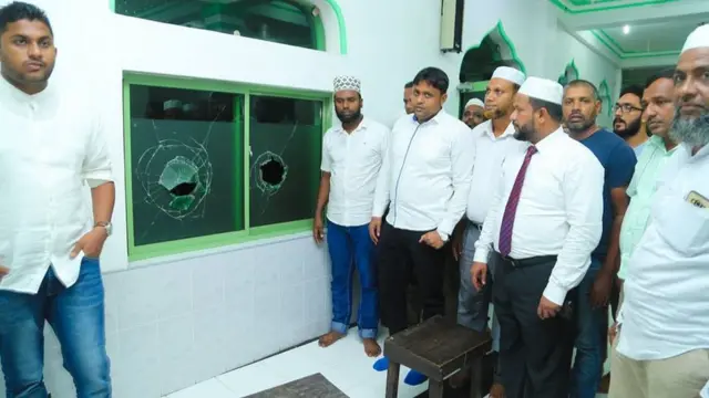 கல் வீச்சுக்கு இலக்கான குருநாகல் மல்லவபிட்டிய பள்ளிவாசலை அமைச்சர் ரிஷாத் பதியுதின் பார்வையிடுகின்றார்