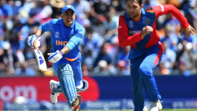 ਐੱਮਐੱਸ ਧੋਨੀ ਤੇ ਕੇਦਾਰ ਜਾਧਵ ਕ੍ਰੀਜ਼ 'ਤੇ ਸਨ।