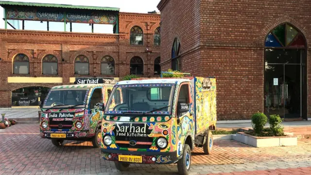 ईंटों से लेकर मसाले - सब लाहौर से लाये गए हैं