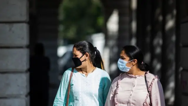 করোনাভাইরাস আতঙ্কে ঘেরা দিল্লির রাস্তায় দুজন মহিলা