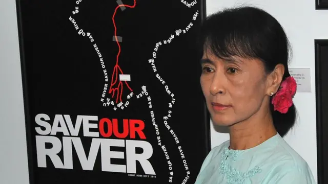 缅甸国务资政昂山素季与反对兴建密松大坝的海报合照