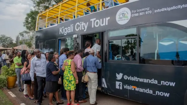 Abiria wakipanda mabasi mapya ya utalii wa jiji la Kigali siku ya uzinduzi wiki hii