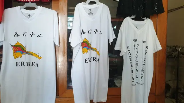 በአሥመራ 'ERITREA' ወይም 'Proud Eritrean' [ኩሩ ኤርትራዊ] ተብሎ የተጻፈባቸው ከነቴራ ለብሰው የሚታዩ ወጣቶች ብዙ ናቸው።