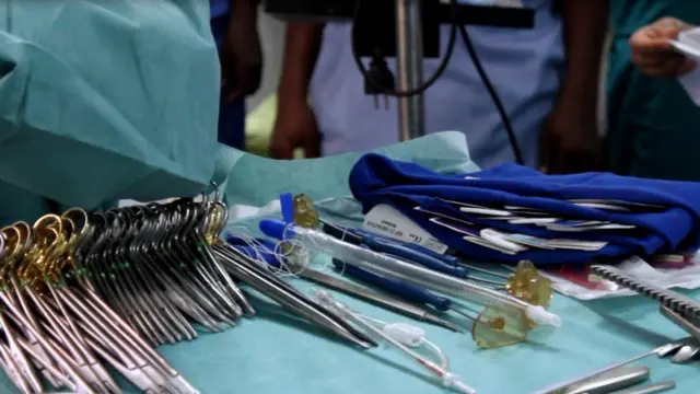 Une partie des équipements avec lesquels ont été effectuées les opérations du cœur.