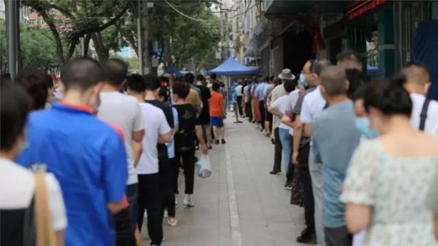 中國新冠病毒感染人數持續攀爬，11月10日含無症狀感染者的確診人數超過1萬人。