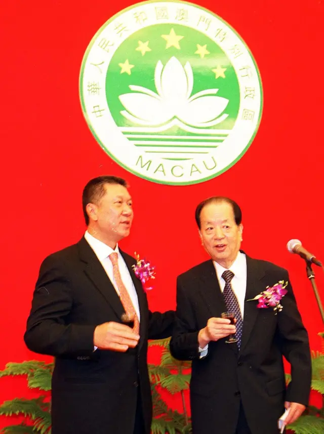 钱其琛、何厚铧在澳门特区驻京办成立酒会上（中新社图片6/3/2002）