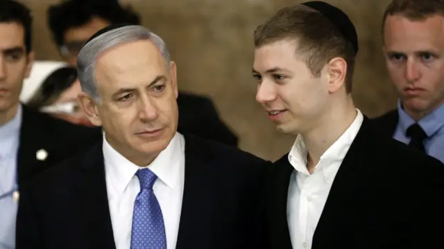 İsrail Başbakanı Binyamin Netanyahu ve oğlu Yair, 18 Mart 2015.