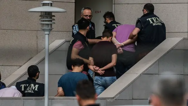 İstanbul'da darbe girişimi sonrası gözaltına alınan askerler.