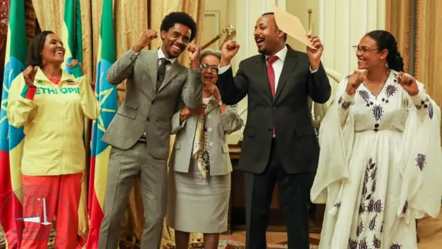 አትሌት ፈይሳ ሌሊሳ ወደ ኢትዮጵያ ሲመጣ ጠቅላይ ሚንስትሩ አቀባበል አድርገውለታል