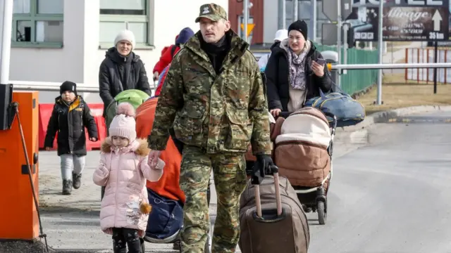 Russia invade Ukraine: Latest fotos of welcome for thousands of Ukrainians wey escape