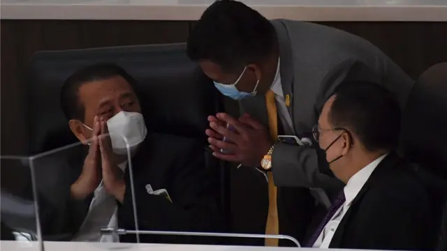 นายเสรี สุวรรณภานนท์ (ซ้าย) เป็น 1 ใน 7 ส.ว. ที่ลงมติเห็นด้วยกับสูตรหาร 100