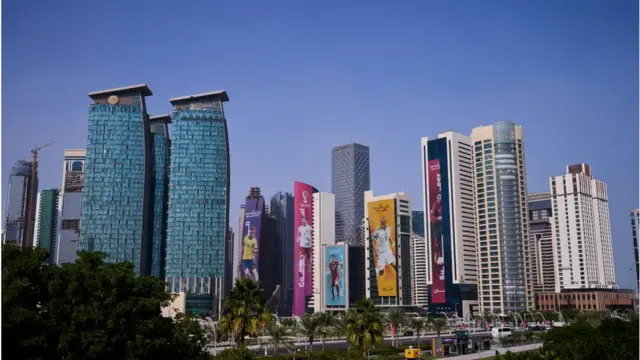 Los edificios en Doha lucen imágenes de jugadores en sus fachadas.