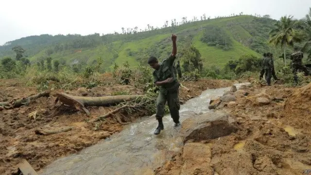 මීරියබැද්ද ගම්මානයේ නාය යාමෙන් විශාල පිරිසක් ජීවිතක්ෂයට පත් විය