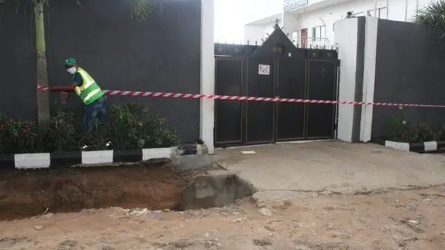 Awọn agbofinro n ti ile naa pa