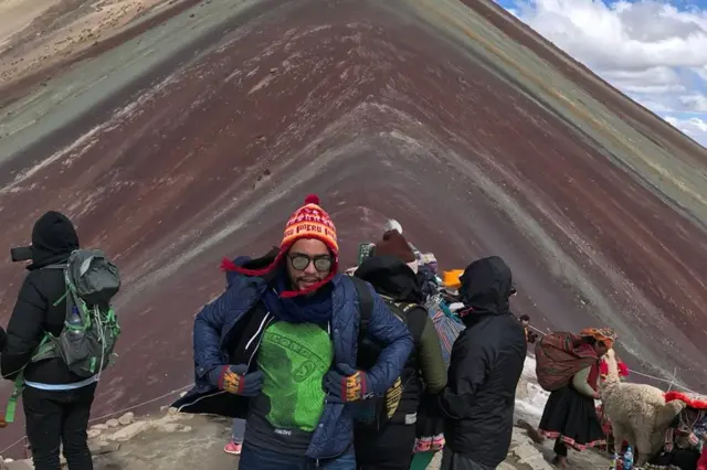 Joven con camiseta de Galeano en Perú.