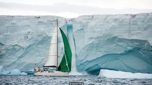 Austfonna là khối băng lớn nhất Svalbard và là một trong những tảng băng lớn nhất thế giới