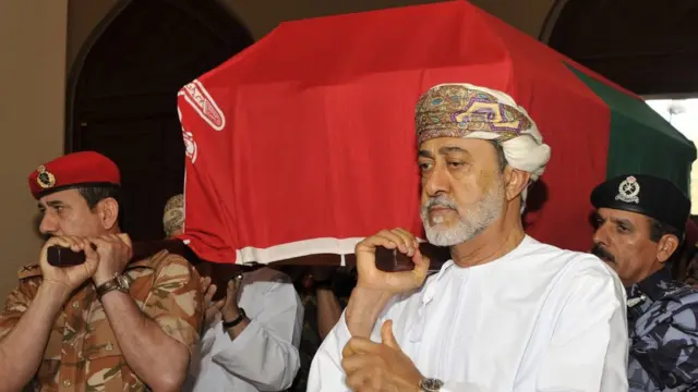 السلطان هيثم يشارك في حمل نعش سلفه