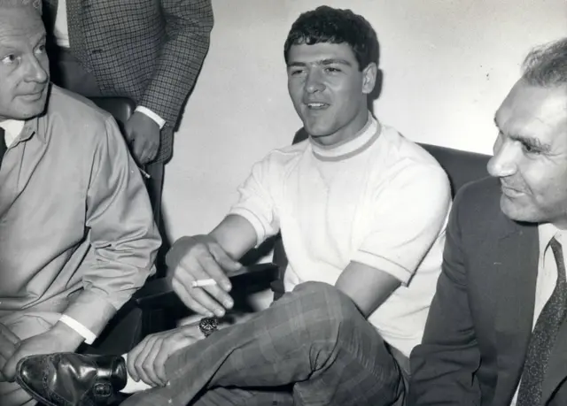 कोर्टरूम के बाहर राफेले मिनिचिलो