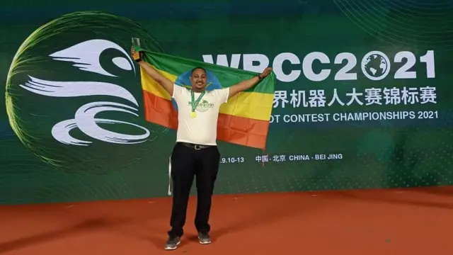 በቤጂንግ በተካሄደው የሮቦት ውድድር አሸናፊ የሆነው ኢትዮጵያዊ