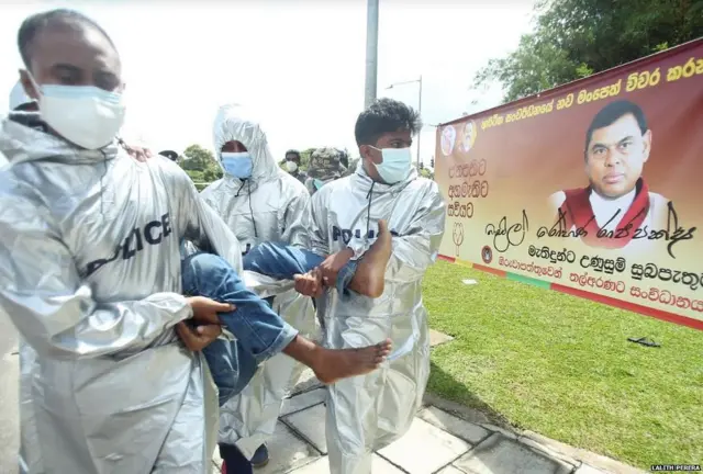 විරෝධතාවට එක් වූ පිරිස් රැගෙන යන පොලිස් නිලධාරීන්