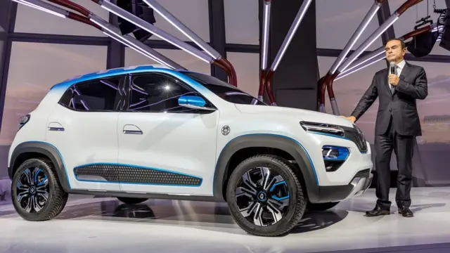 کارلوس گون مدیر رنو در مراسم رونمایی از مدل الکتریکی K-ZE در پاریس