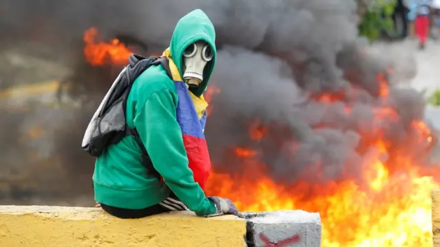 Un manifestante con mascarilla antigases