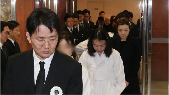 조원태 한진그룹 회장(왼쪽), 조현아 전 대한항공 부사장(가운데)은 2019년 아버지 조양호 한진그룹 회장 사후 경영권을 둘러싼 갈등을 겪고 있다